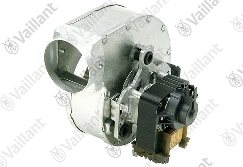 Vaillant Gebläse aus Metall mit einem runden Einlass. Das Gerät ist für Heizsysteme bestimmt und zeigt einen elektrischen Antrieb sowie diverse Anschlussmöglichkeiten.